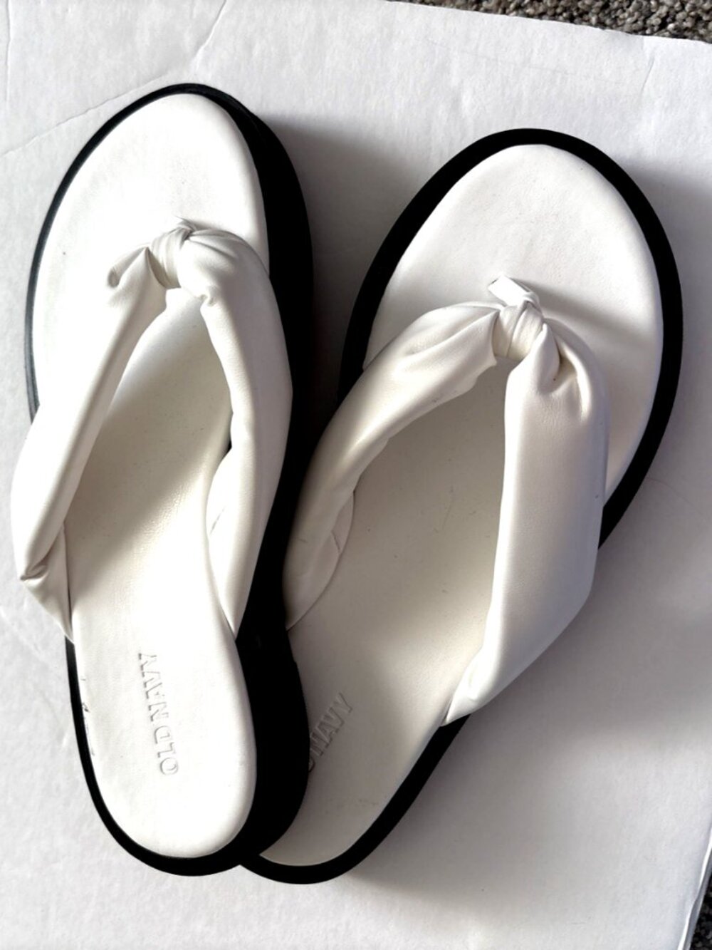 Old Navy white thong style sandals black sole size 7M
